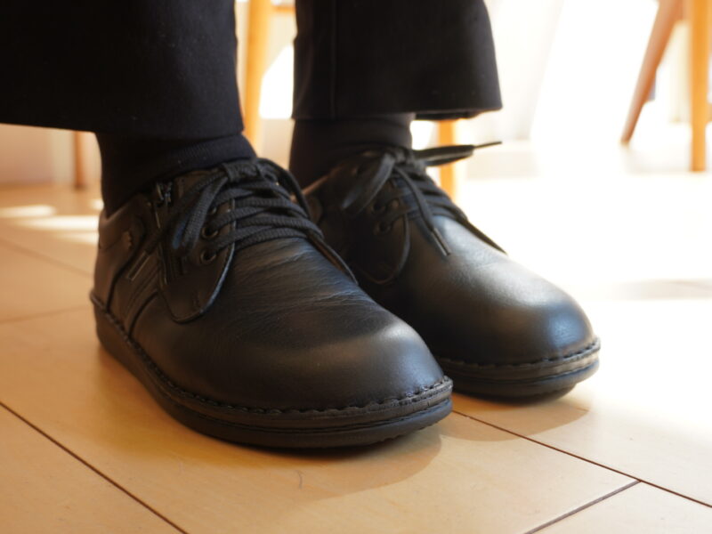巻き爪、足の変形の解決のためにオーダーインソールを既成の靴に入れて加工した靴